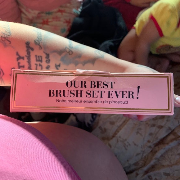 Too Faced Teddy Bear Hair Makeup Brush Set - Picture 3 of 3
